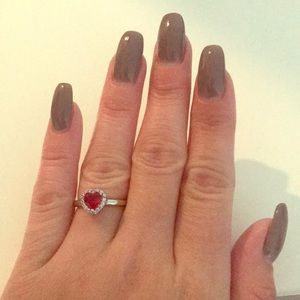 Size 7 sterling silver ring with heart gem